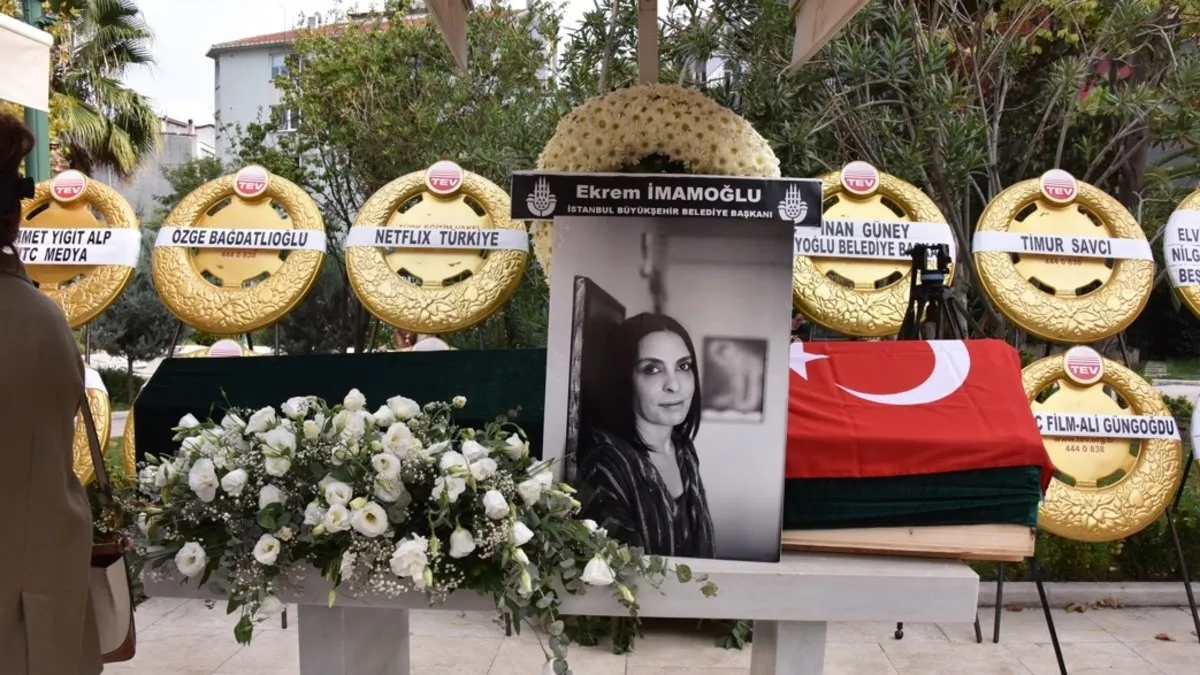 Tomris Giritlioğlu son yolculuğuna gözyaşları içinde uğurlandı! Tomris Giritlioğlu’nun cenaze törenine ünlü akını!