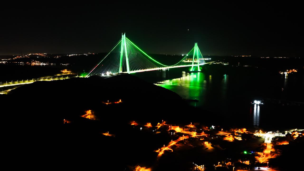 İstanbul’un köprüleri “Yeşilay Haftası” için ışıklandırıldı