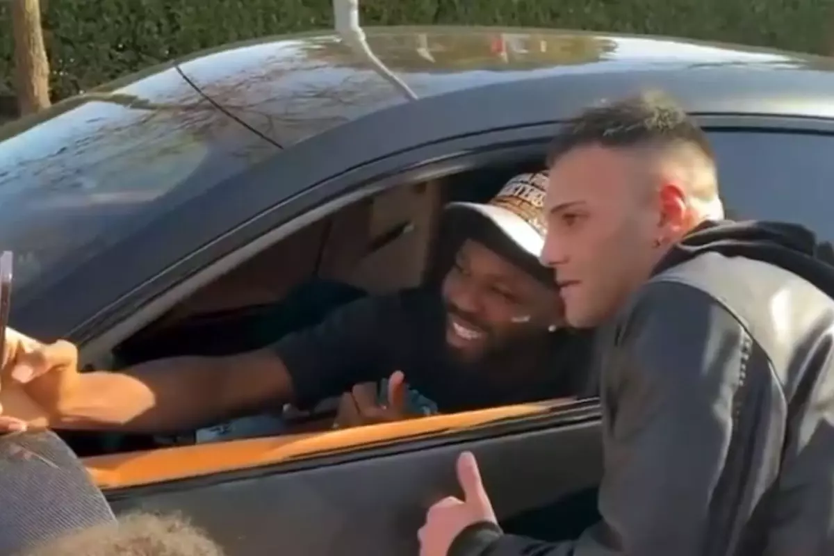 Takım arkadaşına benzettiği taraftar ile selfie çekildi